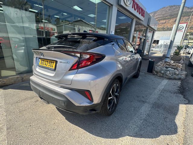 מודעת רכב טויוטה C-HR