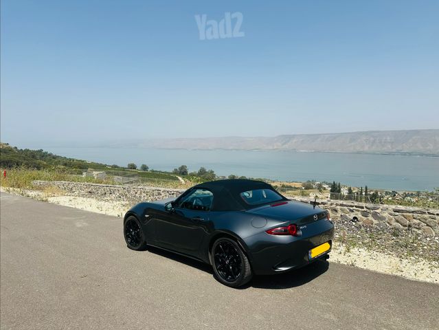 מודעת רכב מאזדה MX-5