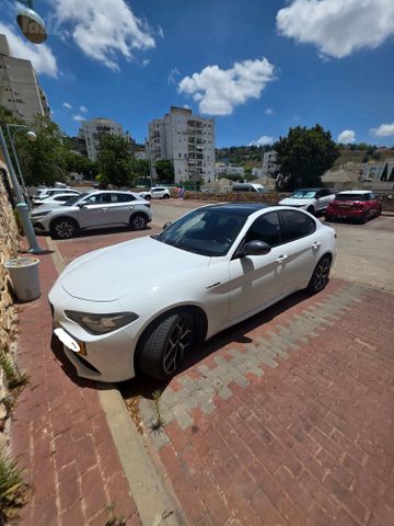 מודעת רכב אלפא רומיאו ג'וליה