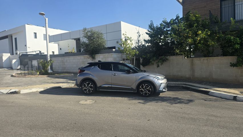 מודעת רכב טויוטה C-HR