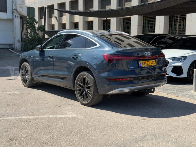 מודעת רכב אאודי E-tron