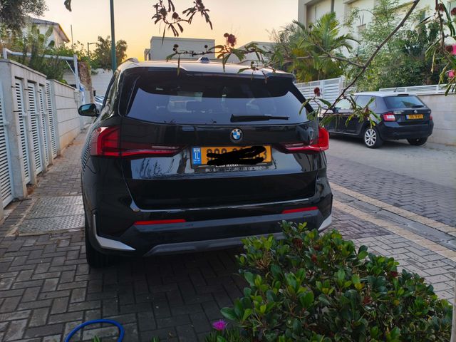ב מ וו X1