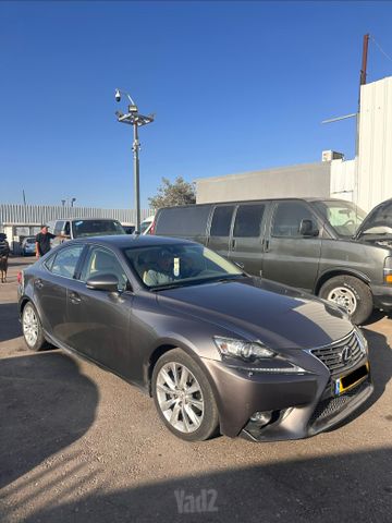 לקסוס IS