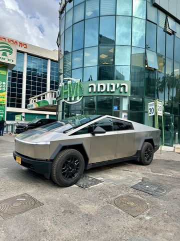 טסלה סייבטראק