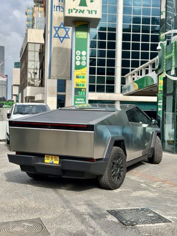 טסלה סייבטראק
