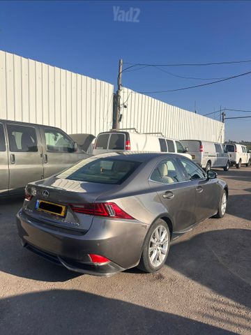 לקסוס IS