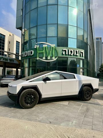טסלה סייבטראק