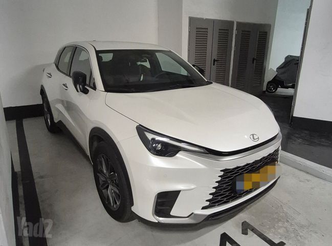לקסוס LBX