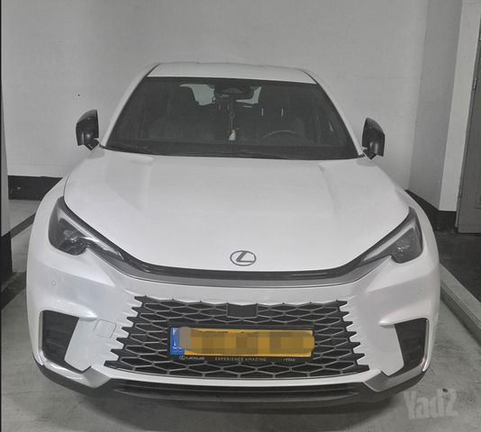 מודעת רכב לקסוס LBX