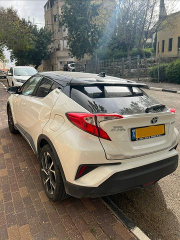 מודעת רכב טויוטה C-HR