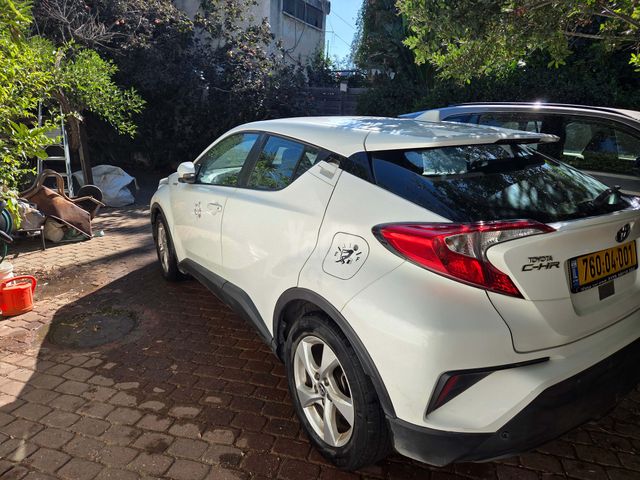 מודעת רכב טויוטה C-HR