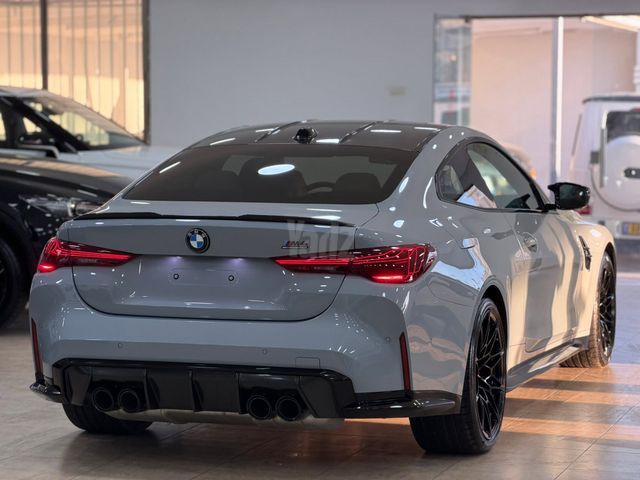 ב מ וו M4