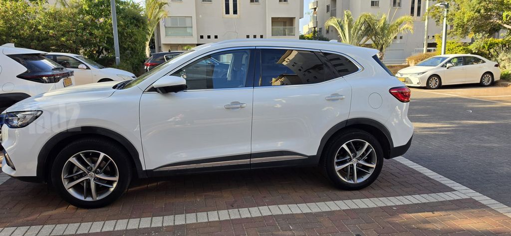 מודעת רכב אם ג'י EHS PHEV