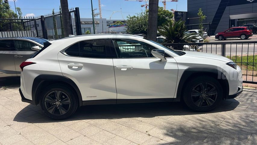 מודעת רכב לקסוס UX 1