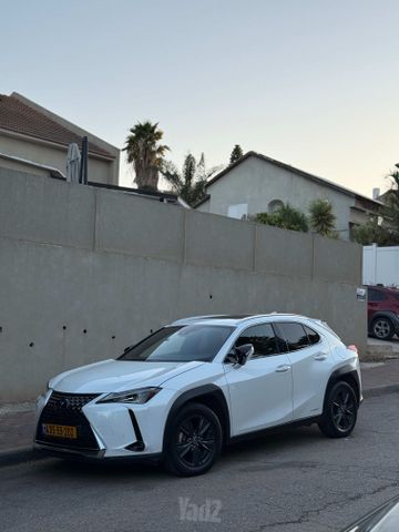 מודעת רכב לקסוס UX