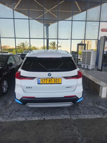 ב מ וו IX1
