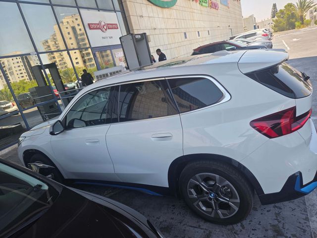 ב מ וו IX1