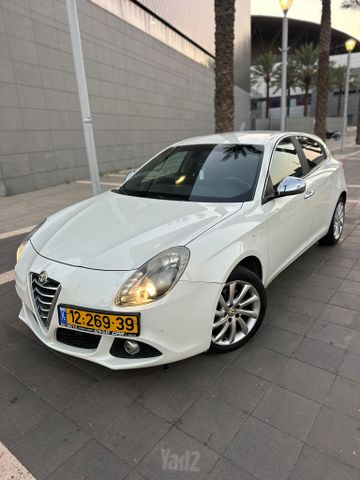 מודעת רכב אלפא רומיאו ג'ולייטה