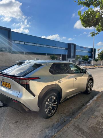 טויוטה bZ4X
