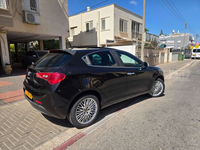 מודעת רכב אלפא רומיאו ג'ולייטה