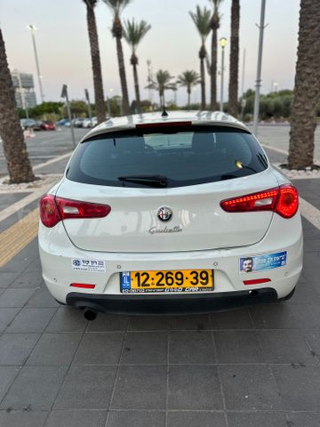 אלפא רומיאו ג'ולייטה