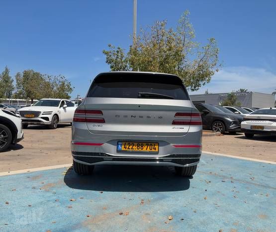מודעת רכב ג'נסיס GV80
