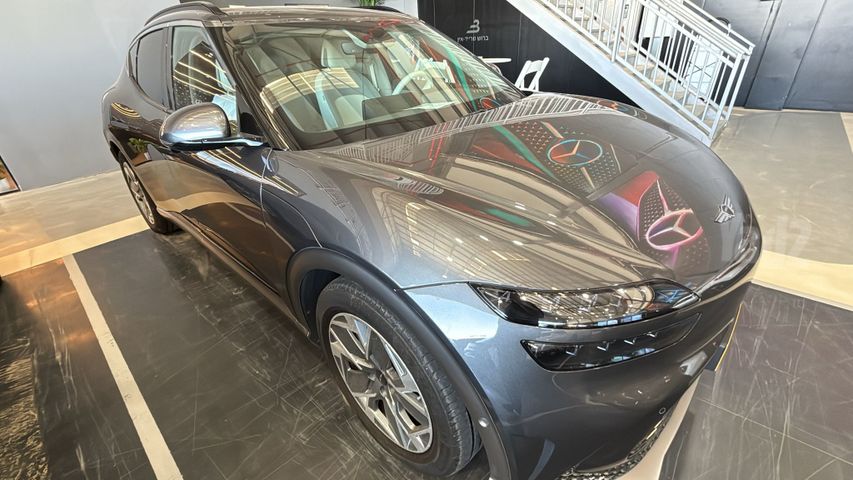 מודעת רכב ג'נסיס GV60 1