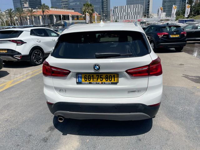 ב מ וו X1