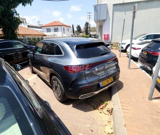 מרצדס-בנץ EQE SUV