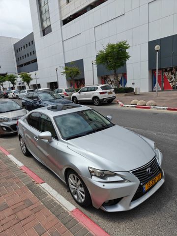 לקסוס IS