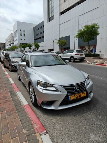 לקסוס IS