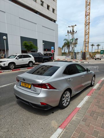 לקסוס IS