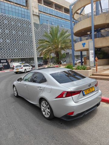 לקסוס IS