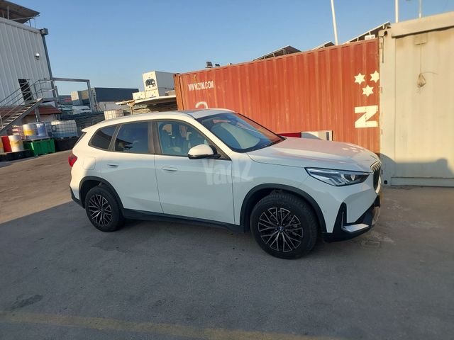 ב מ וו X1