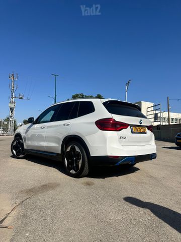 ב מ וו iX3