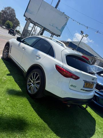 אינפיניטי QX70