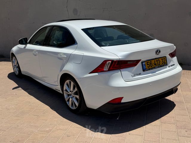 לקסוס IS