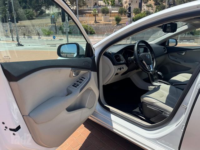 וולוו V40