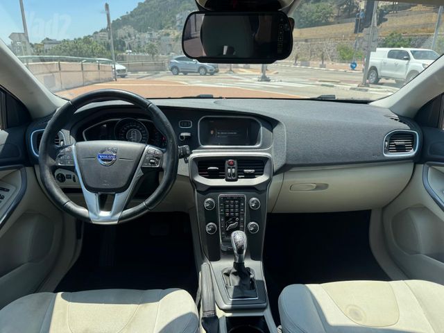 וולוו V40