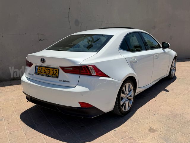 לקסוס IS