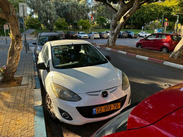 מודעת רכב מאזדה 2