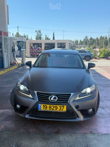 לקסוס IS