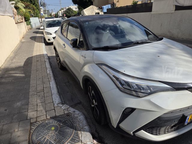 מודעת רכב טויוטה C-HR