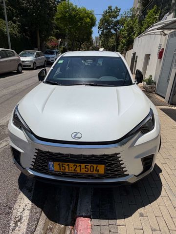 מודעת רכב לקסוס  LBX