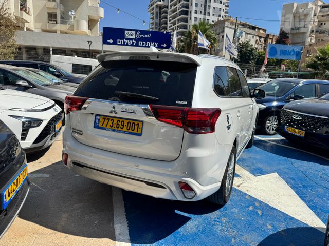 מיצובישי אאוטלנדר
