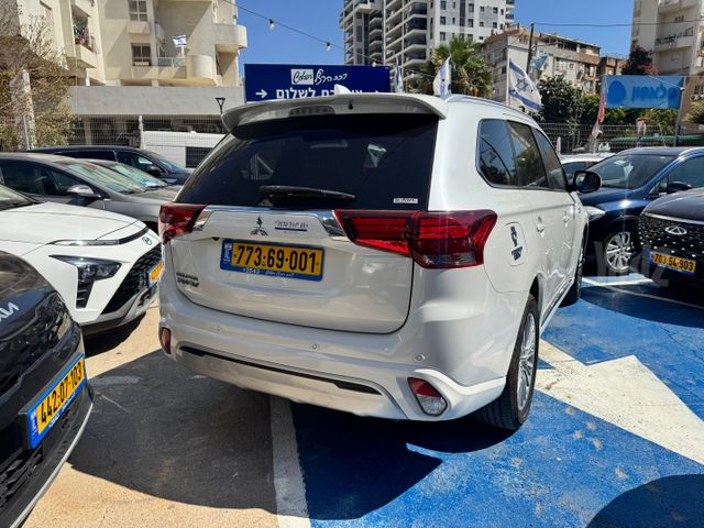 מיצובישי אאוטלנדר