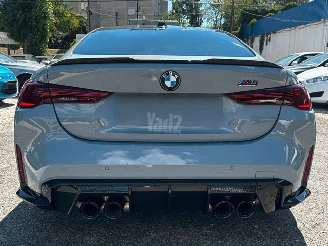 ב מ וו M4