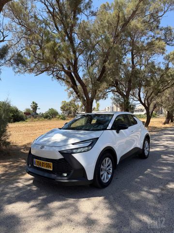 מודעת רכב טויוטה C-HR