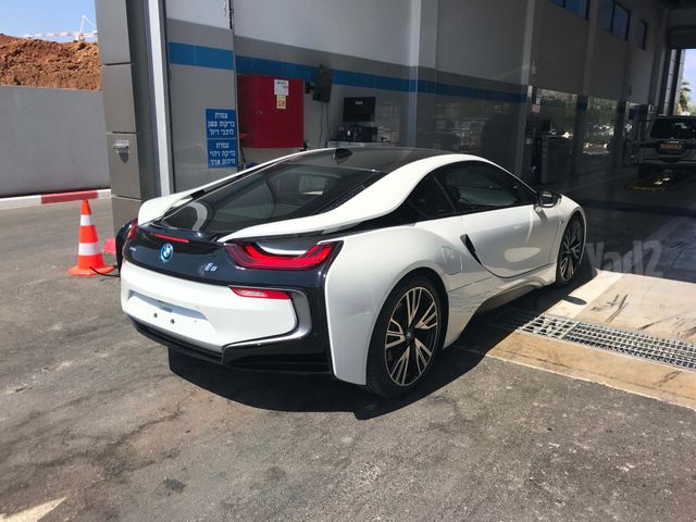 ב מ וו i8