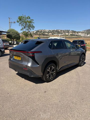 טויוטה bZ4X